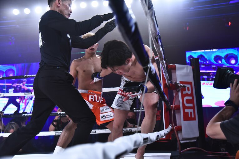 1ラウンド1分17秒、レフェリーが試合をストップした　©RISE CREATION