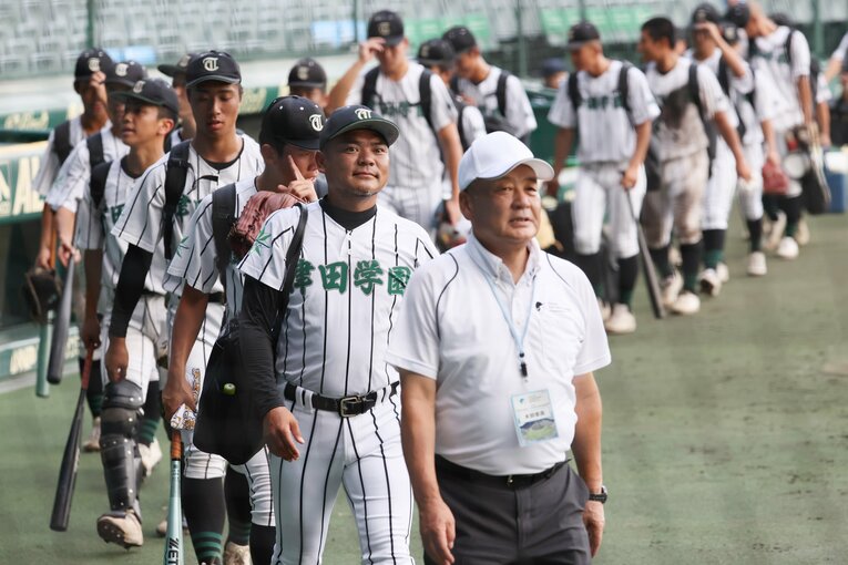 津田学園の佐川監督（右から2人目）　©JIJI PRESS