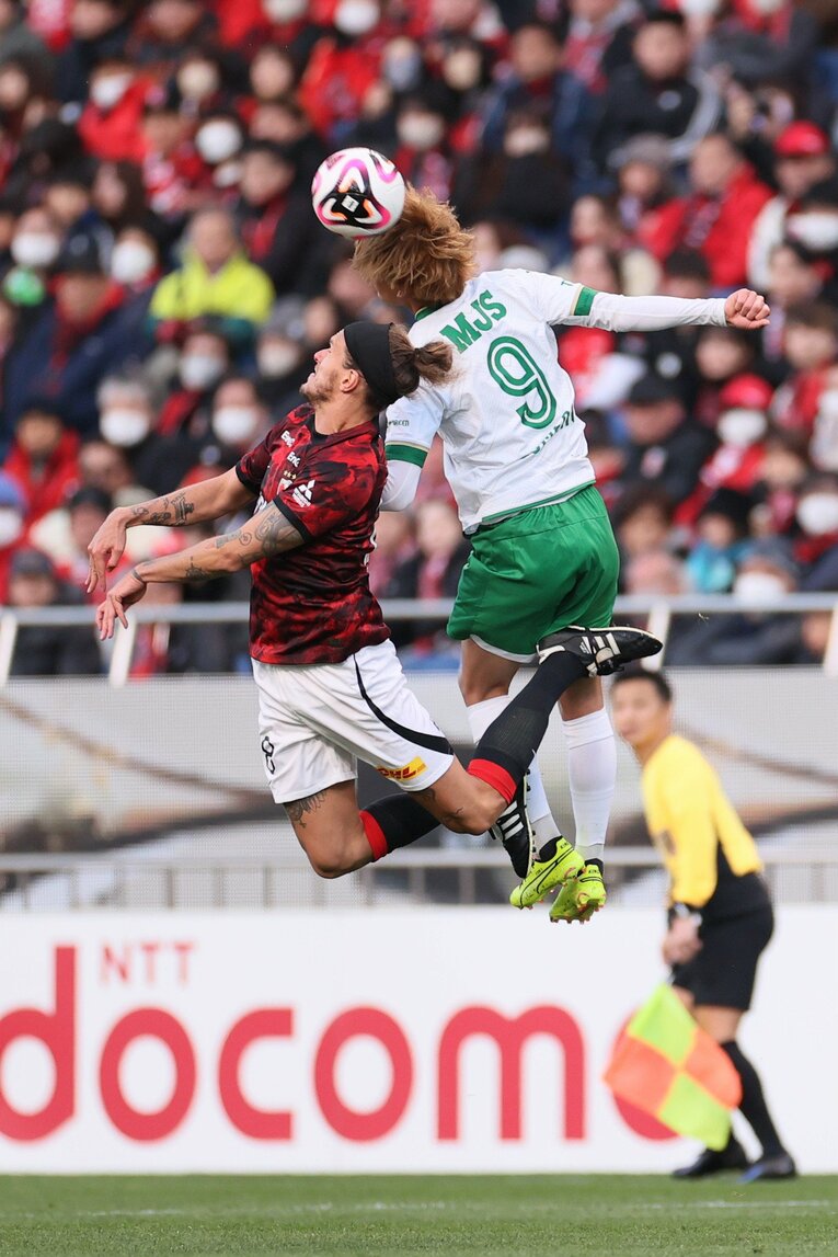 アレクサンダー・ショルツと競り合う染野唯月　©JIJI PRESS