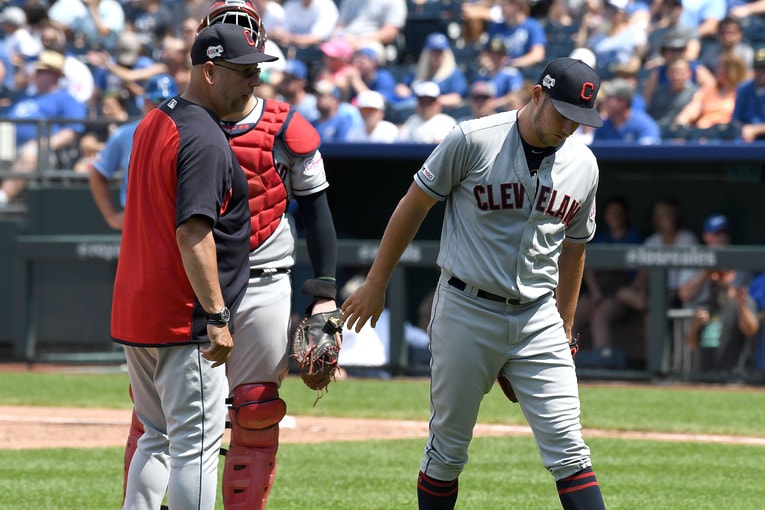 2019年、クリーブランド時代。打ち込まれ、降板を告げる監督がマウンドに向かう際、ボールをバックスクリーンに投げ込む→監督から降板を厳命されるバウアー　©Getty Images
