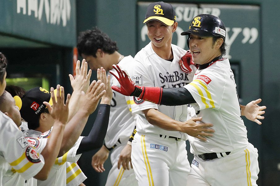 社会人→家業手伝い→大学→プロ。ホークスの「異色」捕手・高谷裕亮。<Number Web> photograph by Kyodo News