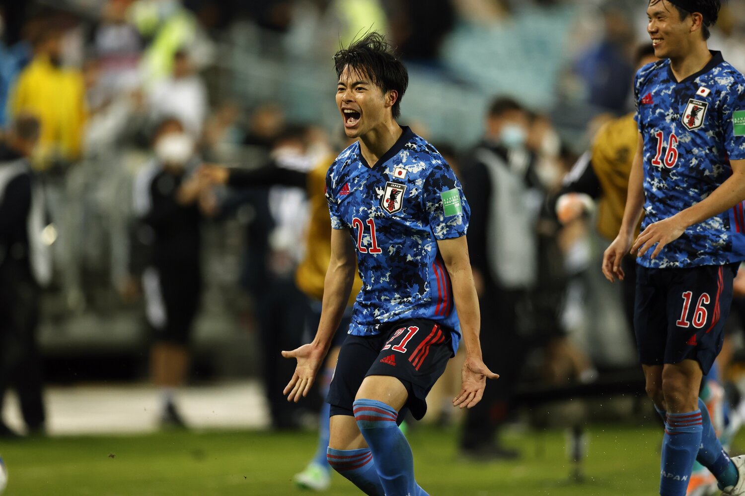 W杯を決めたオーストラリア戦では、代名詞のドリブルで切り込む鮮烈なプレーを見せた三笘　©Atsushi Tokumaru