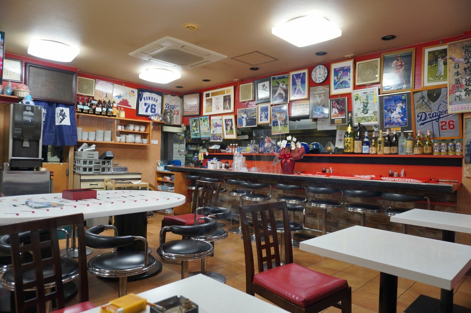 今回、開店前に撮影したピカイチの店内。ドラゴンズ歴代選手のサイン入り写真やユニフォームなどがズラリと並んでいる　©NumberWeb