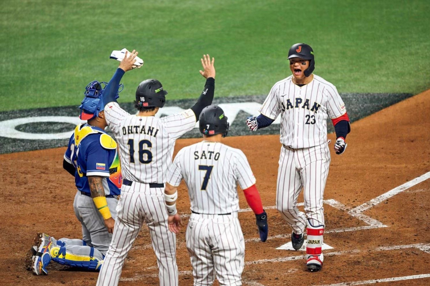 ベネズエラ戦の3回に逆転3ランを放ち、塁上にいた大谷と佐藤輝の祝福を受ける　©Nanae Suzuki
