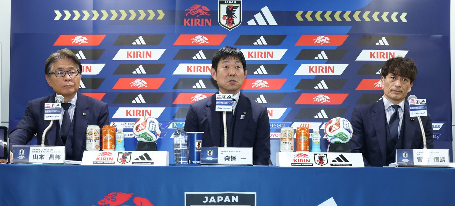 7月2日、帰国直後に記者会見する森保監督。今回は山本昌邦技術委員長、宮本恒靖会長と3名で出席した　©JIJI PRESS