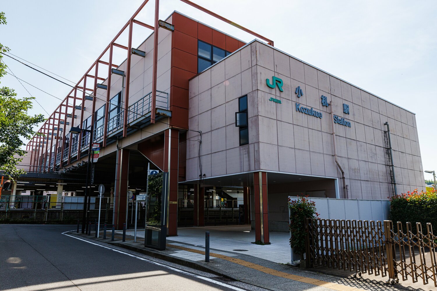 JR横浜線の小机駅。新横浜から3分で着く。日産スタジアムへはここから徒歩7分