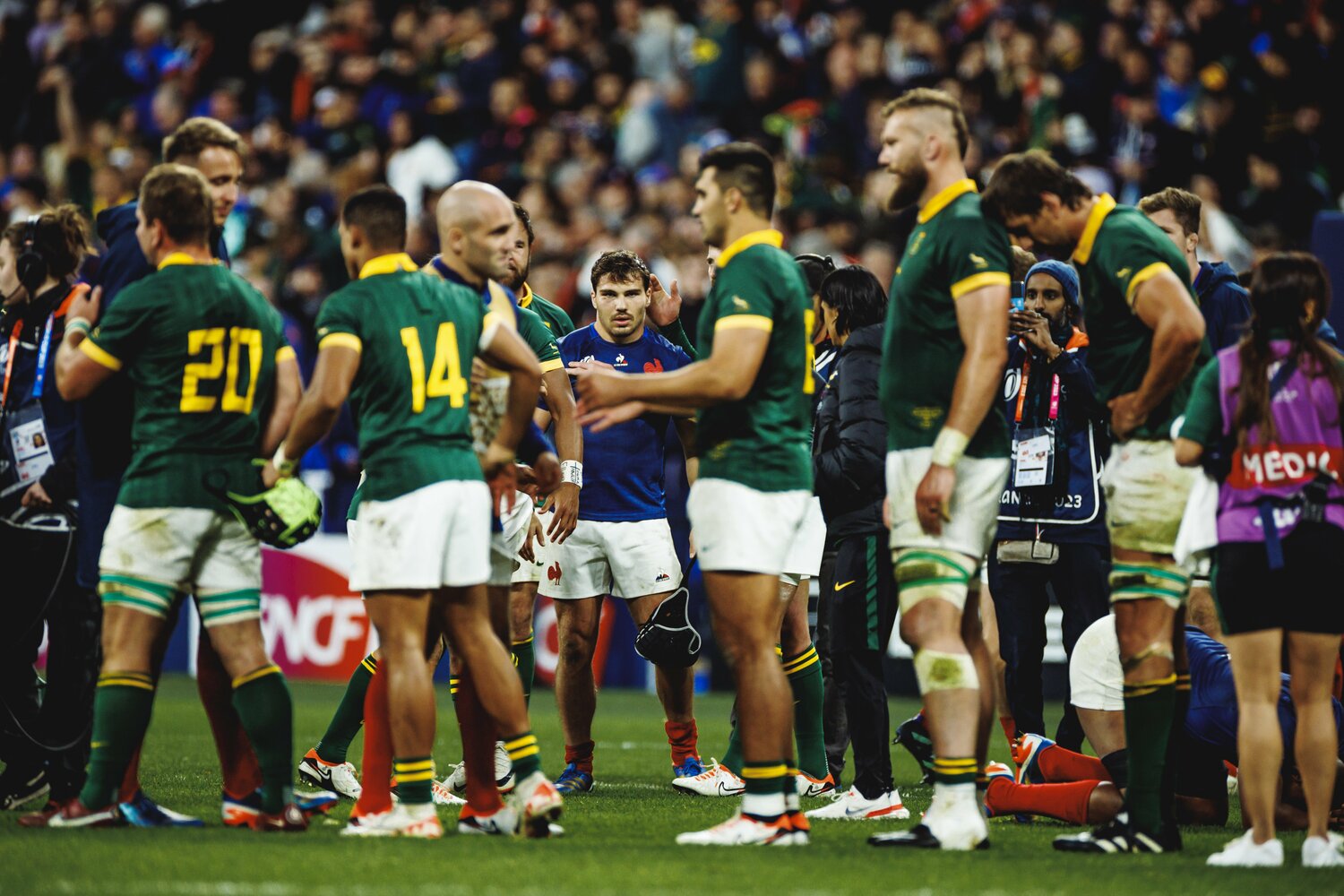 1点差で敗れたフランス。終了直後、呆然とするフランスの主将・デュポン　©Kiichi Matsumoto