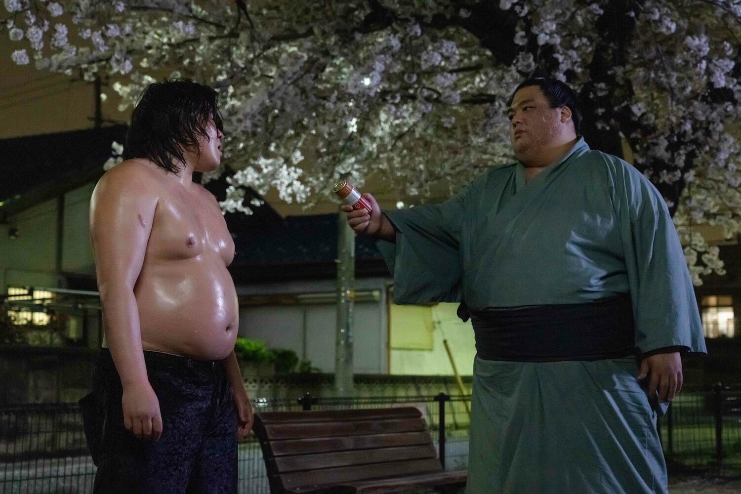 作中では主人公・猿桜のライバル力士を演じた住（右）／Netflixシリーズ「サンクチュアリ -聖域-」独占配信中