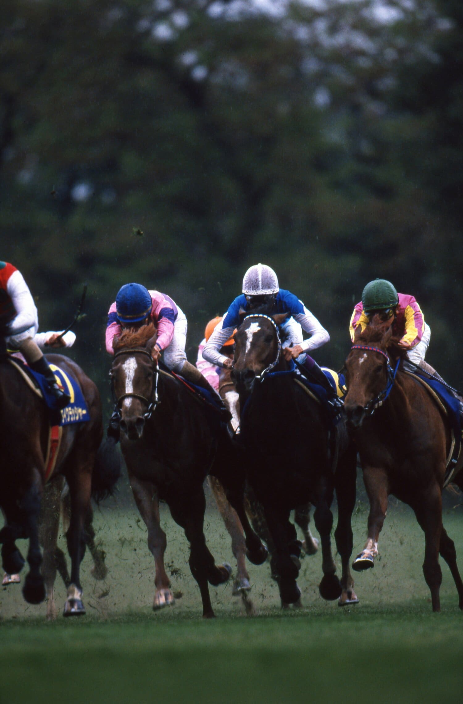 皐月賞では並ぶように第4コーナーを通過する三強、この年のクラシックは三つ巴の様相を呈していた　©Koji Asakura