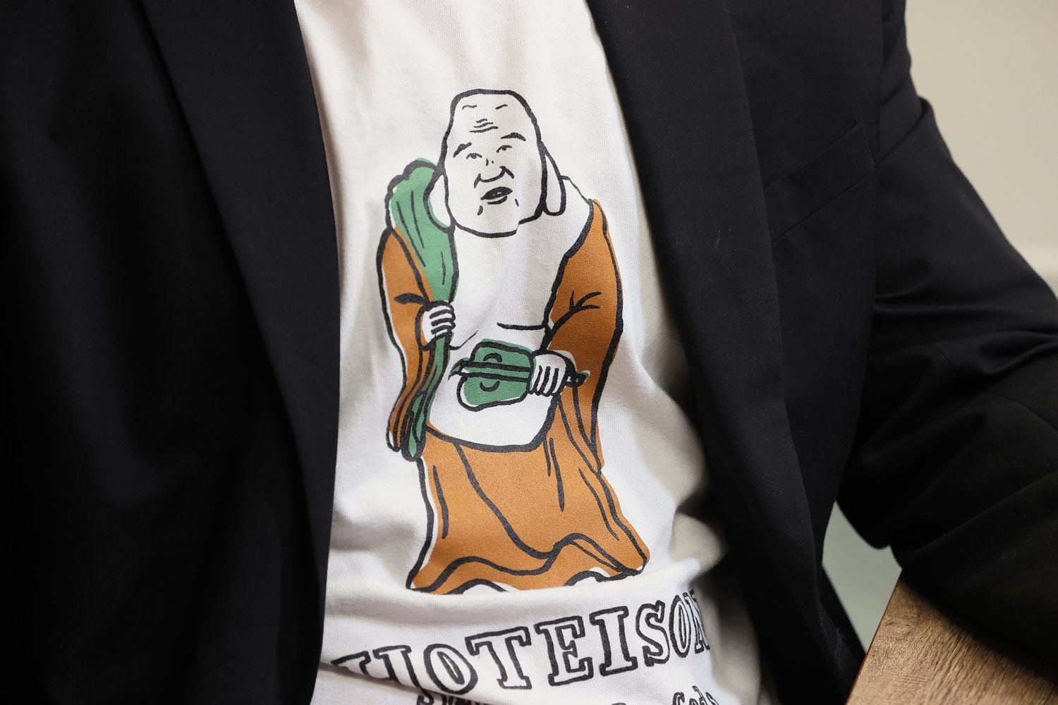 取材の日も布袋尊Tシャツを着ていた