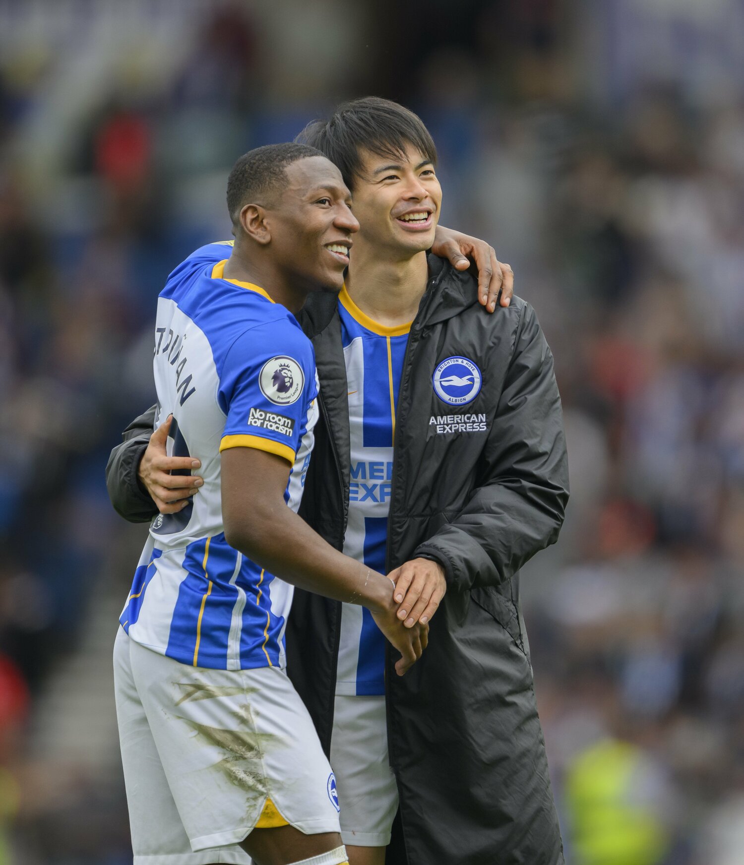 サウサンプトンに勝利し、左サイドの“相棒”エストゥピニャンと肩を組む　©Getty Images