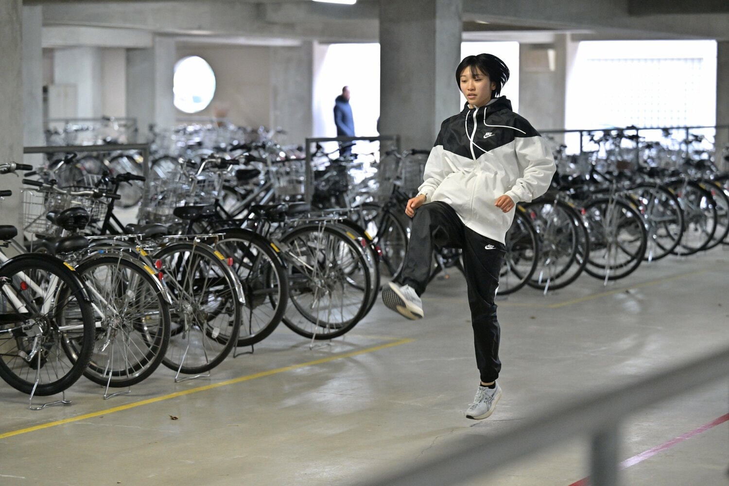 浜松市立高は公立校ということもあり、練習場所も限られる。駐輪場を利用してドリルを行うシーンも　©Hideki Sugiyama