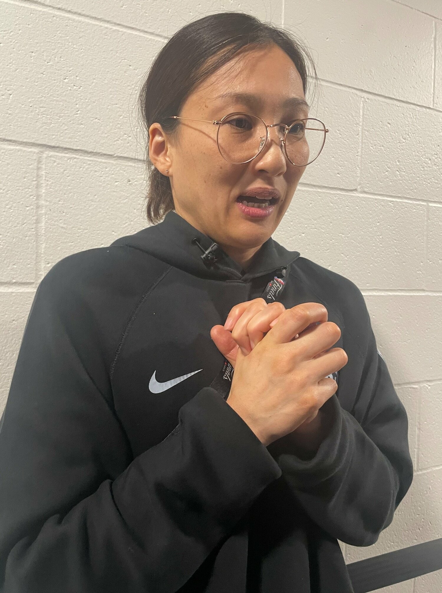 ペイサーズのチーム力を讃える佐藤トレーナー　©︎Yoko Miyaji