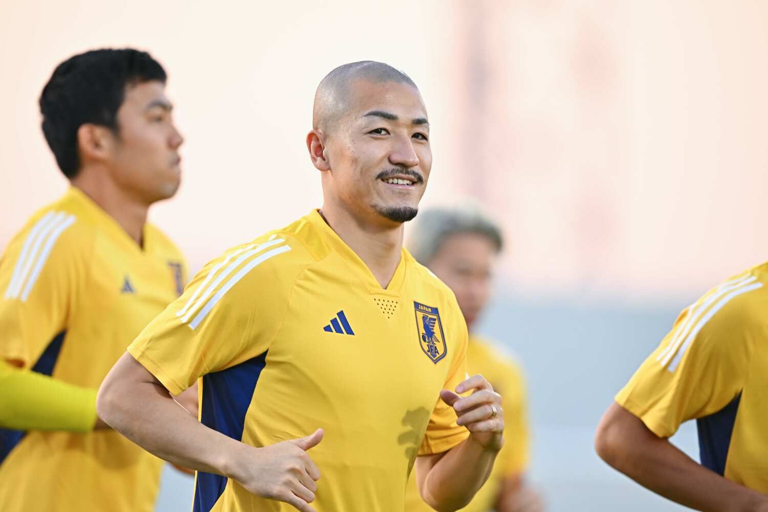 前田の韋駄天ぶりが生きれば、ドイツ守備陣に混乱が起きうる　©Takuya Kaneko/JMPA