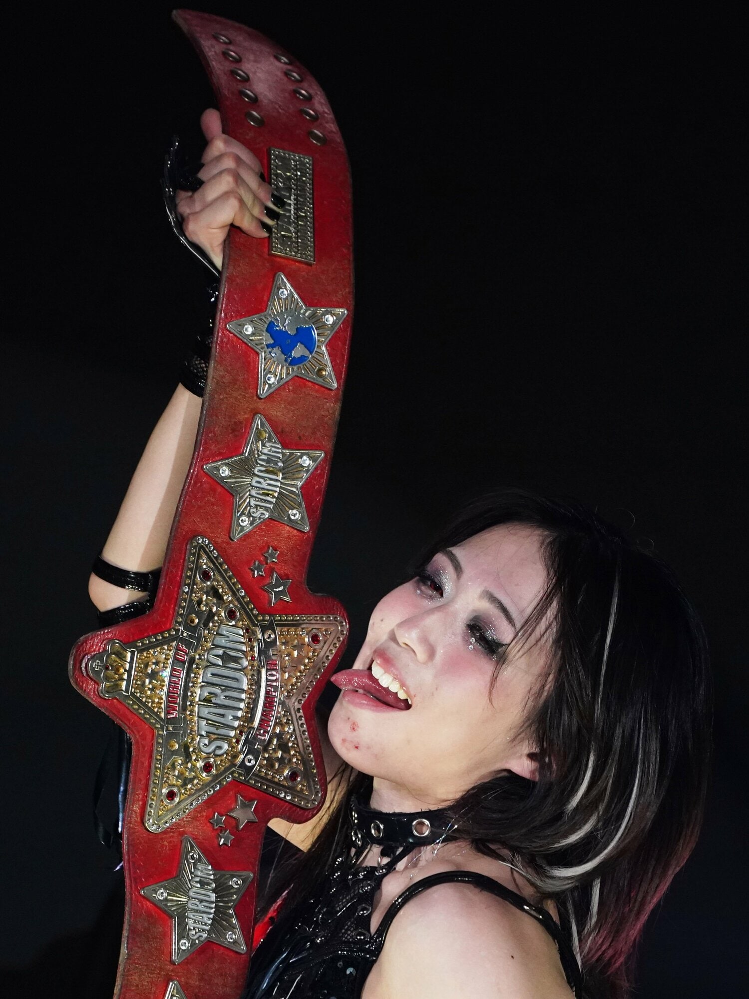 赤いベルトを舐める上谷沙弥　©Essei Hara