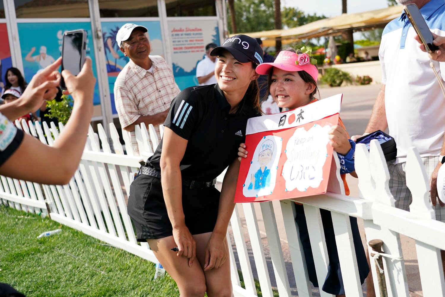ホールアウト後はファンや子どもたちと触れ合った　©︎Shizuka Minami