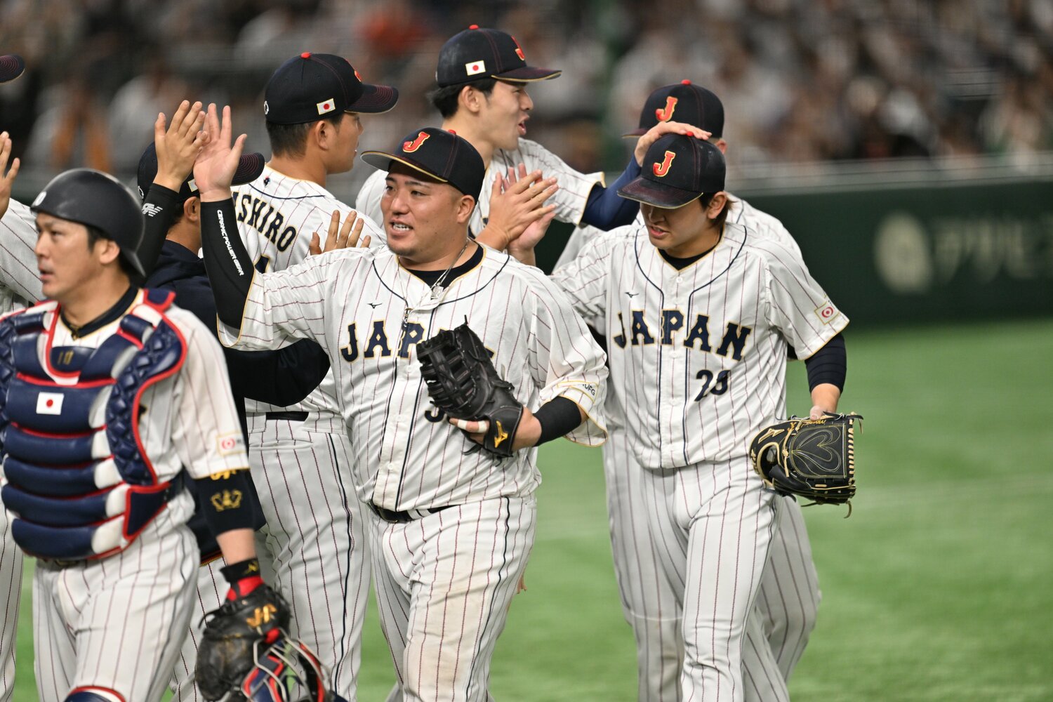 試合を終え、佐々木はねぎらいを込めて宮城の頭をポンとたたいた　©Naoya Sanuki