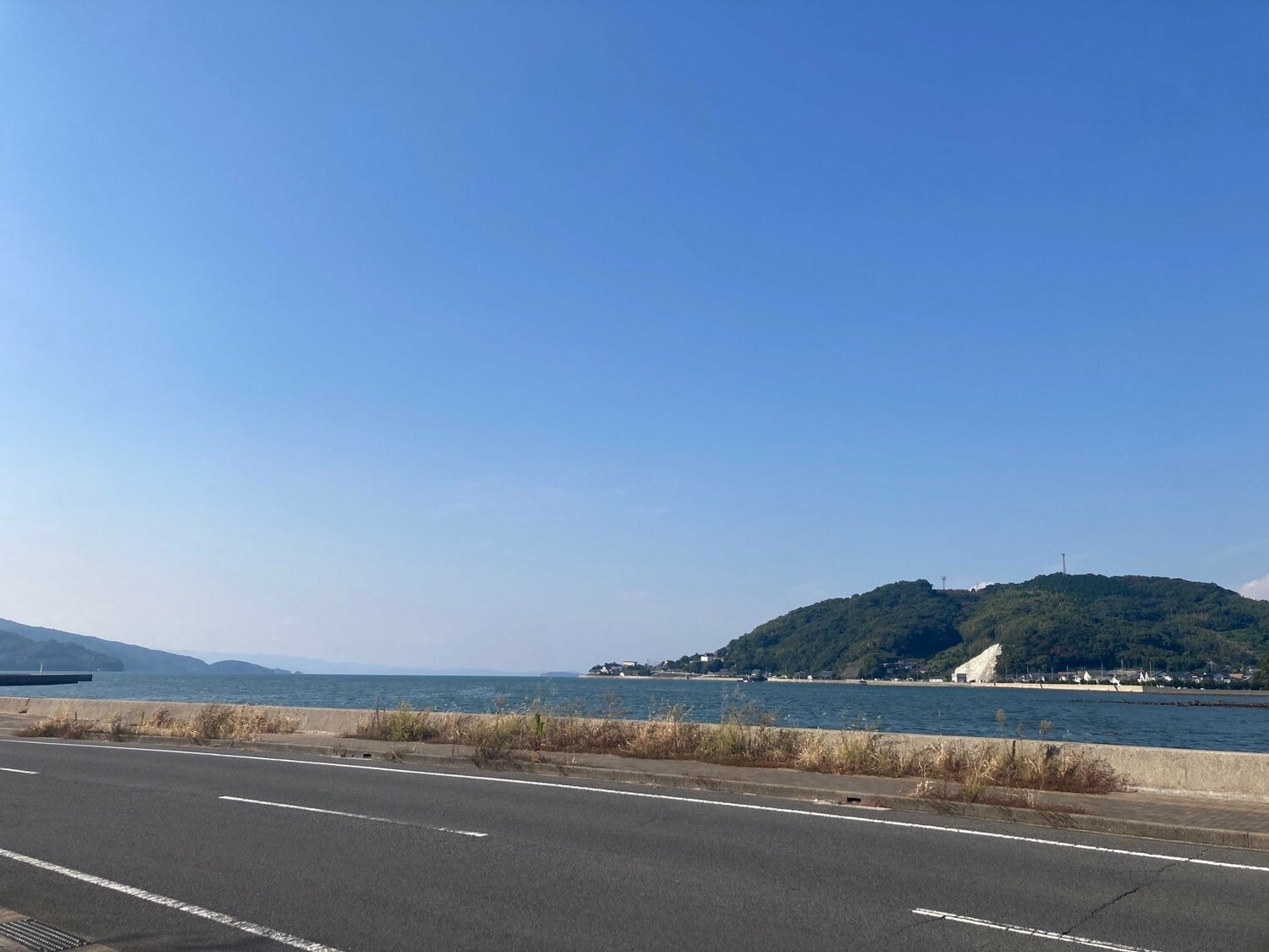 長崎日大高校（諫早市）のサッカーグラウンドから。道を挟んですぐ海がある