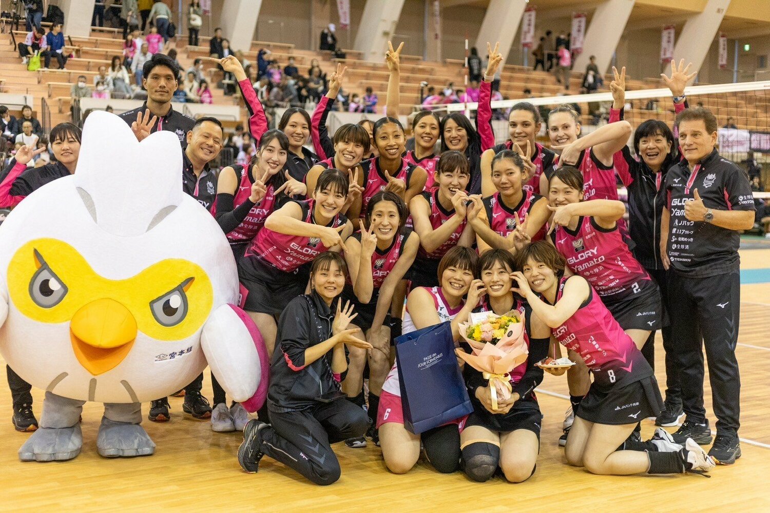 皇后杯で優勝を果たしたヴィクトリーナ姫路の選手たち。中央に宮部藍梨　©️ヴィクトリーナ姫路