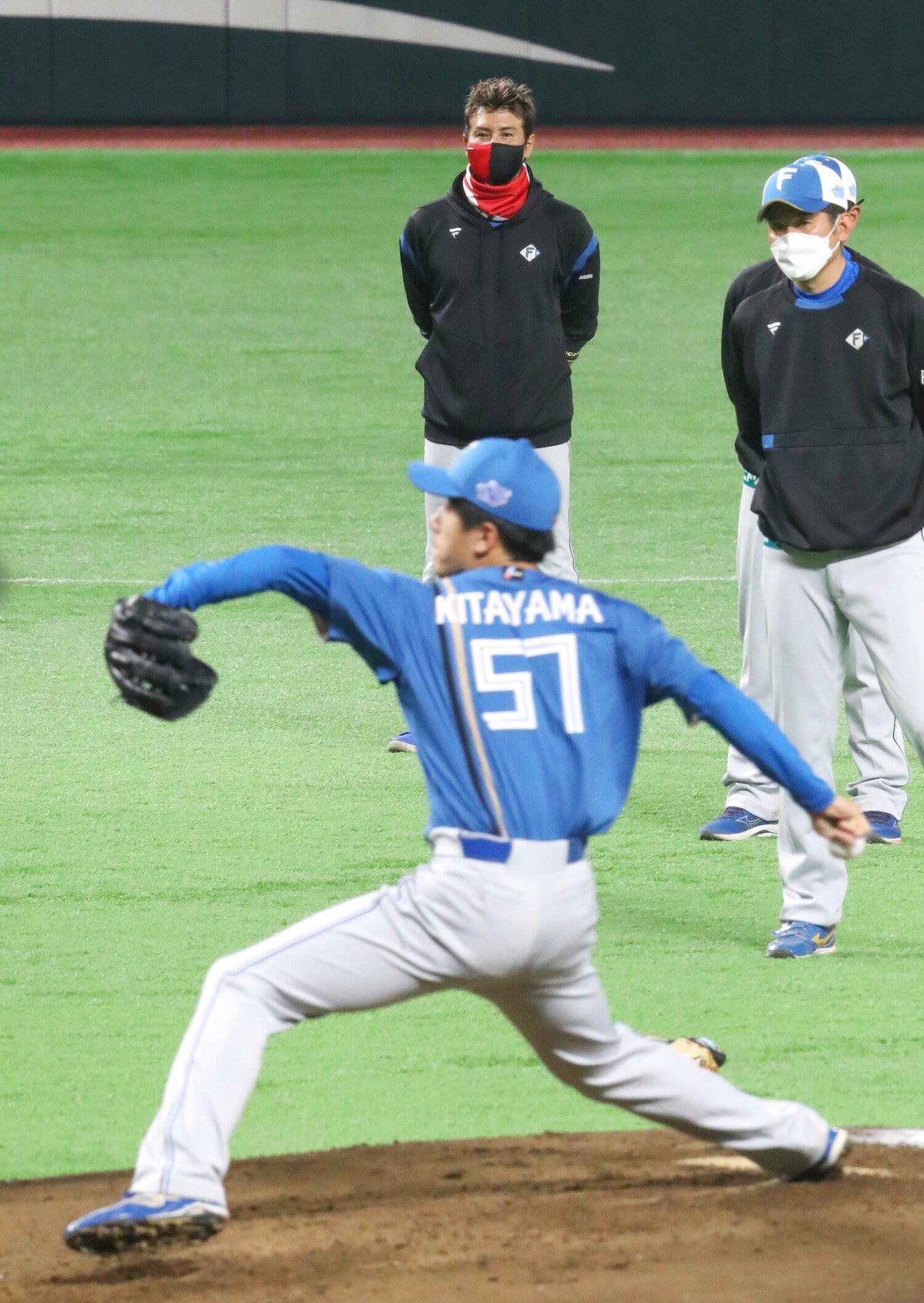 開幕戦に向けた前日練習でルーキー北山の様子を見守る新庄監督（2022年3月）©︎JIJI PRESS