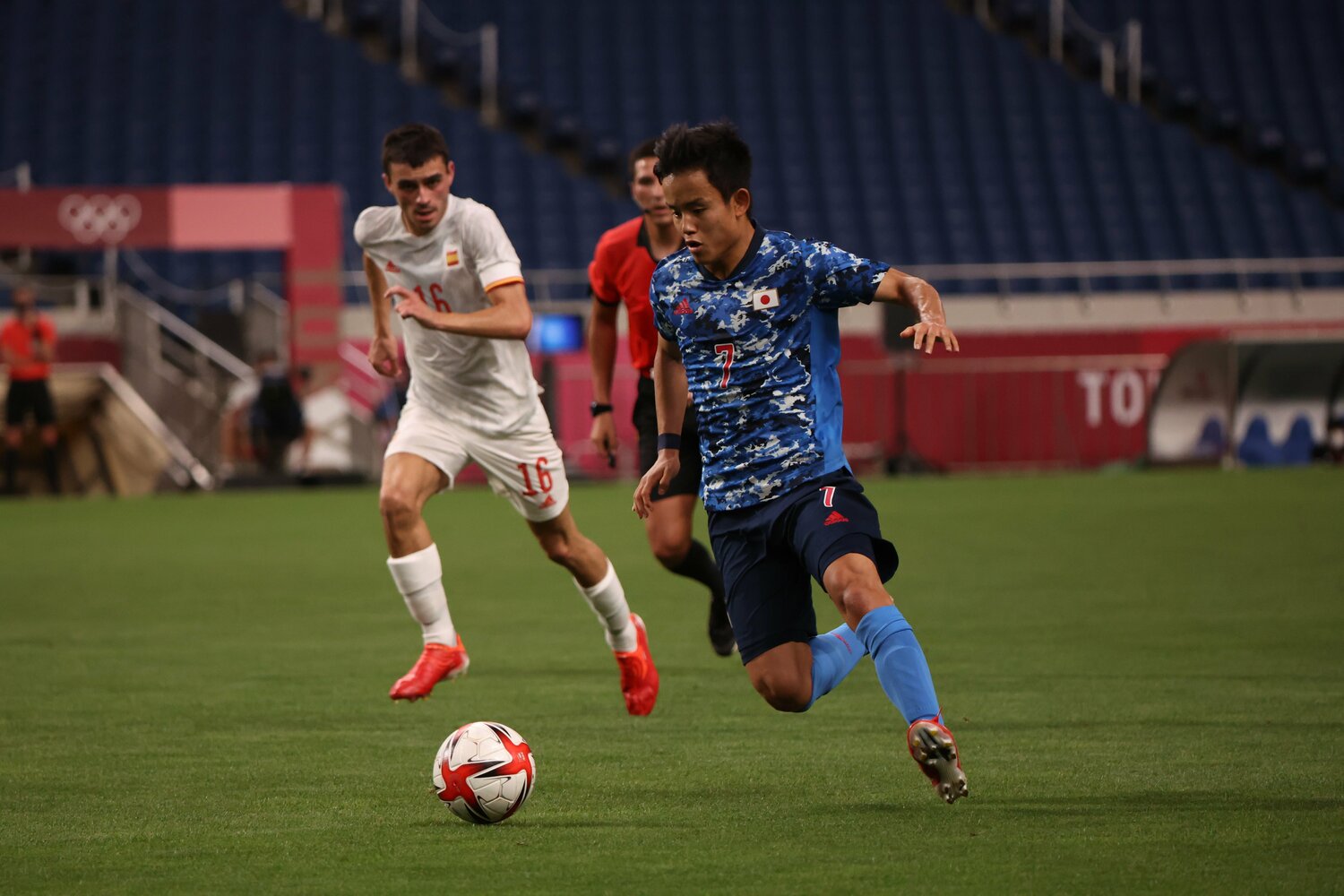 東京五輪スペイン戦での久保。現地でも注目度は高いゆえに……　©JMPA