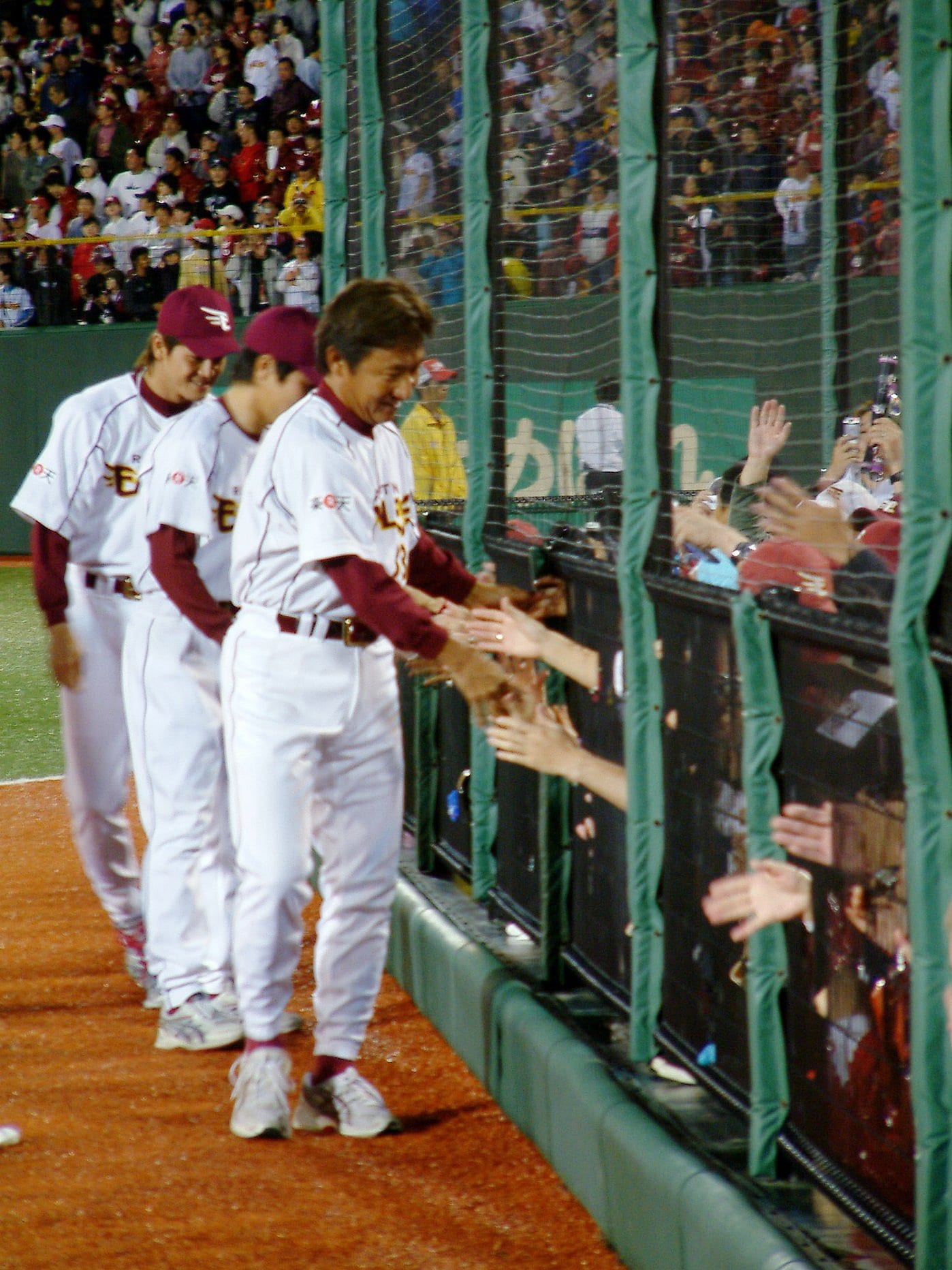 2005年9月25日、ホーム最終戦。ファンからの握手に応える田尾監督　©JIJI PRESS