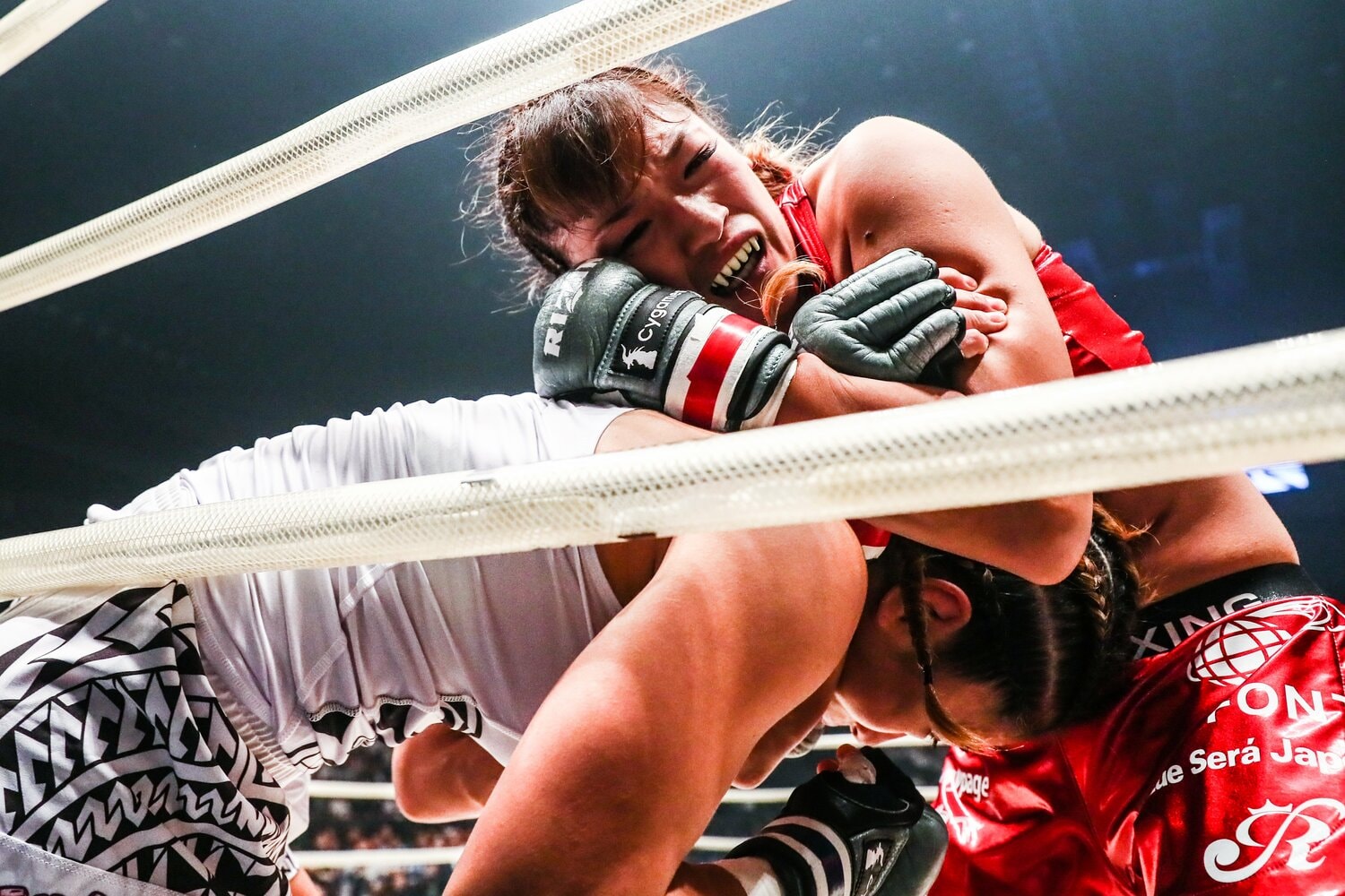 2016年の初対戦の様子。この時はRENAが勝利