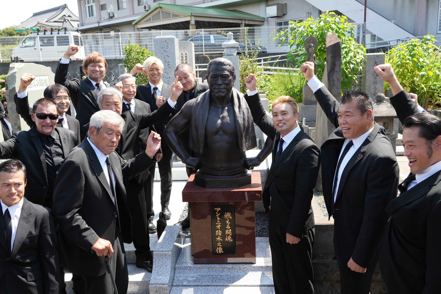 總持寺にある猪木家の墓に建立されたブロンズ像の前に立つ坂口征二、蝶野正洋、オカダ・カズチカ、小川直也ら ©Essei Hara