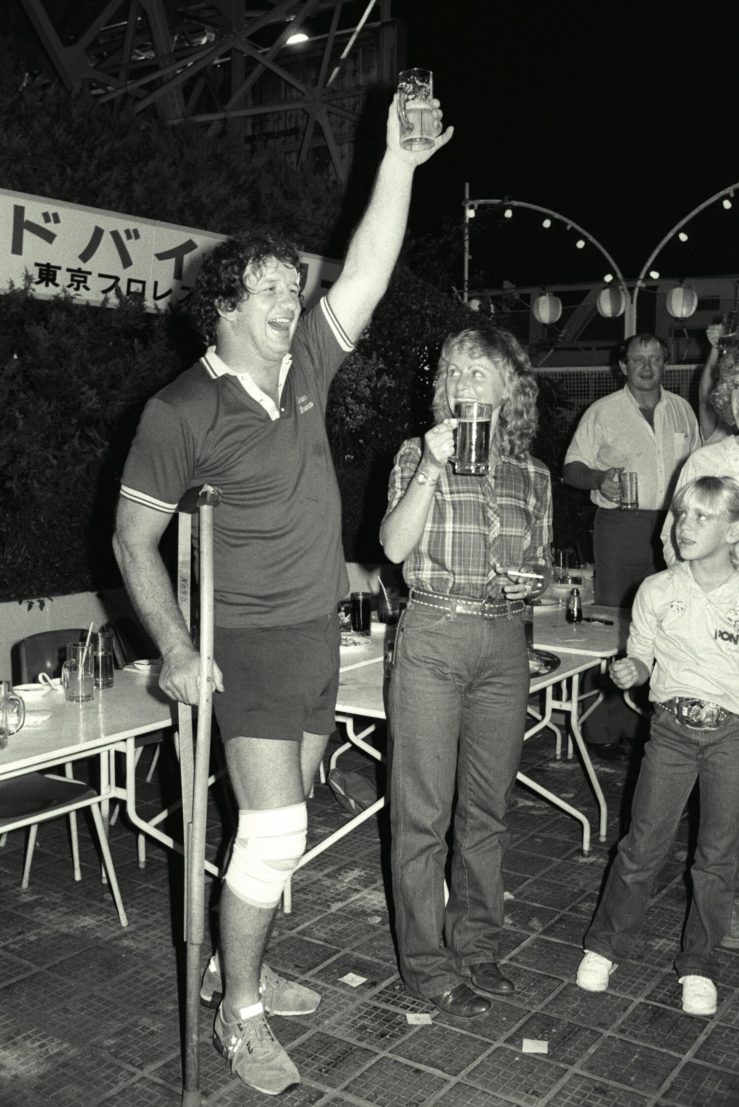引退記念パーティは東京駅近くの屋上のビア・ホールで。大好きな「サッポロ」で家族とともに乾杯するテリー・ファンク。1983年9月1日
