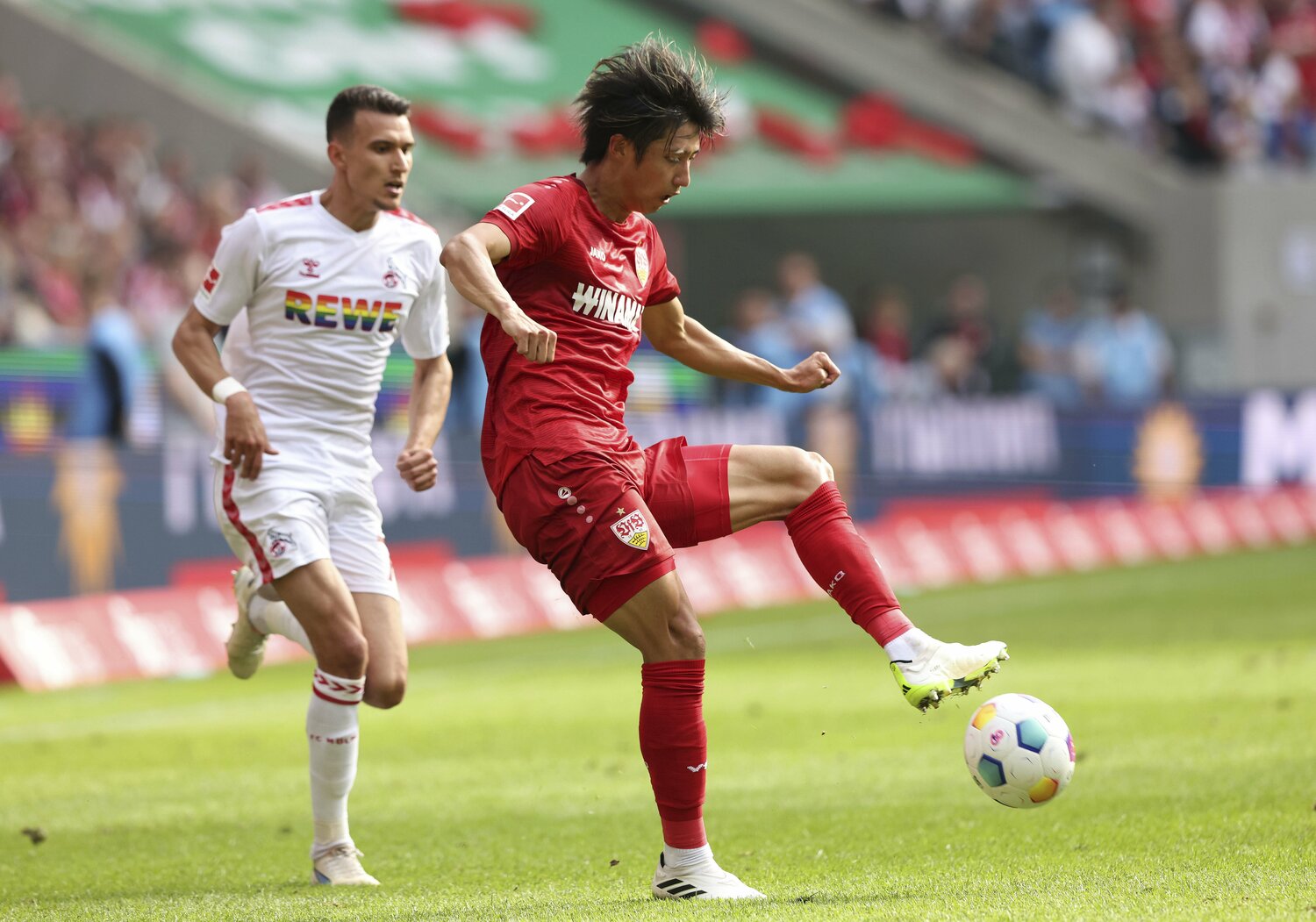 シュツットガルトで好プレーを見せる伊藤　©DPA/JIJI PRESS