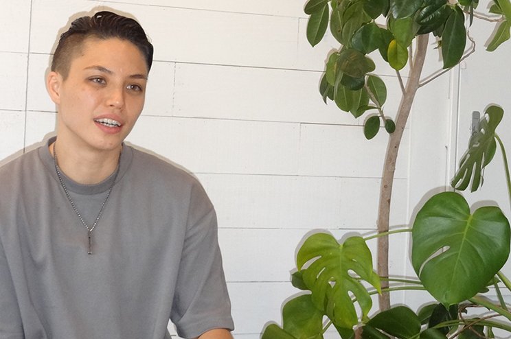 　時にジョークをまじえながら自身の性自認や、公表に至る過程を明かしたヒルさん。明るくナチュラルな表情が印象的だ(c)Haruka Sato