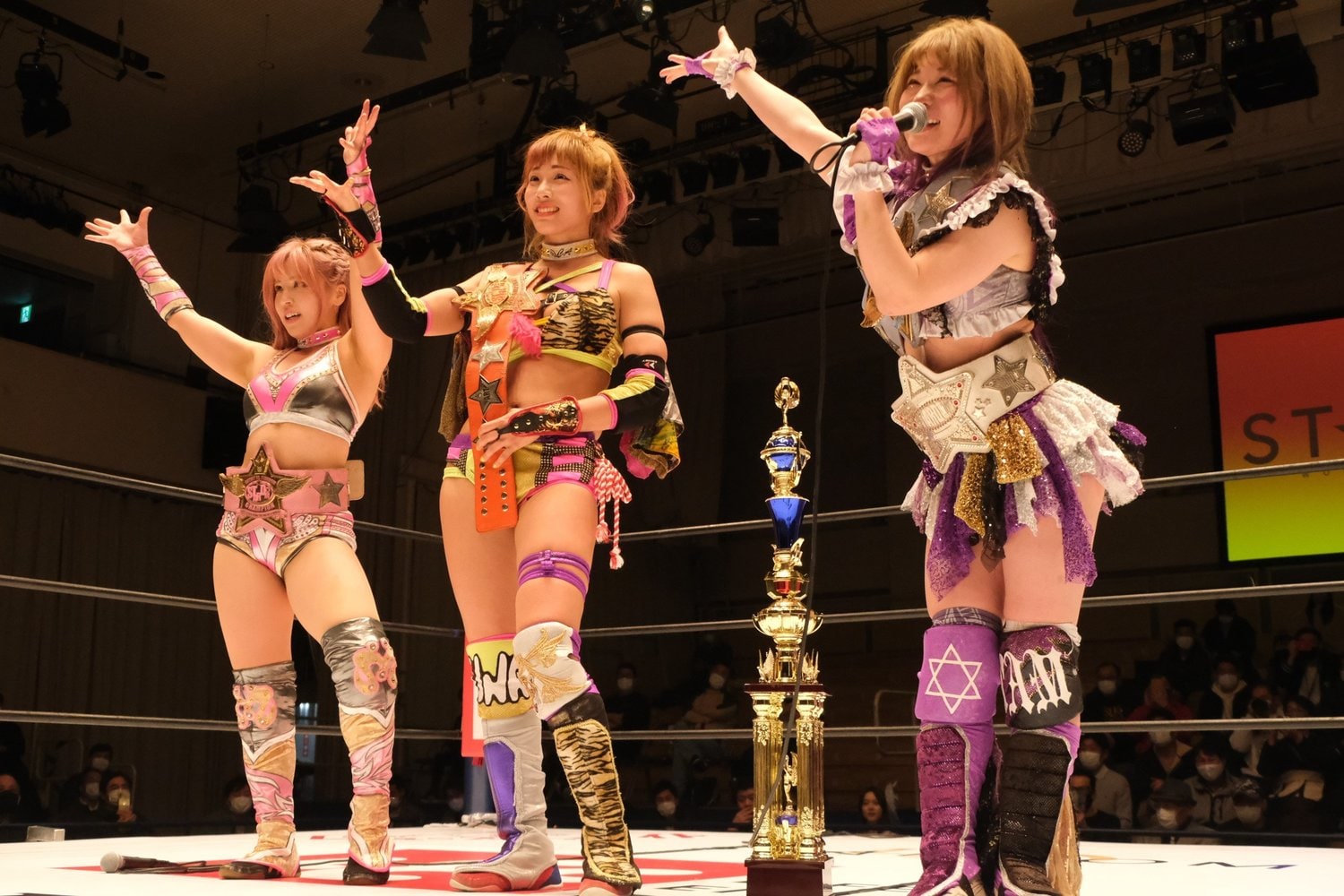 コズミック・エンジェルズ（左から白川、ウナギ、中野）©Norihiro Hashimoto