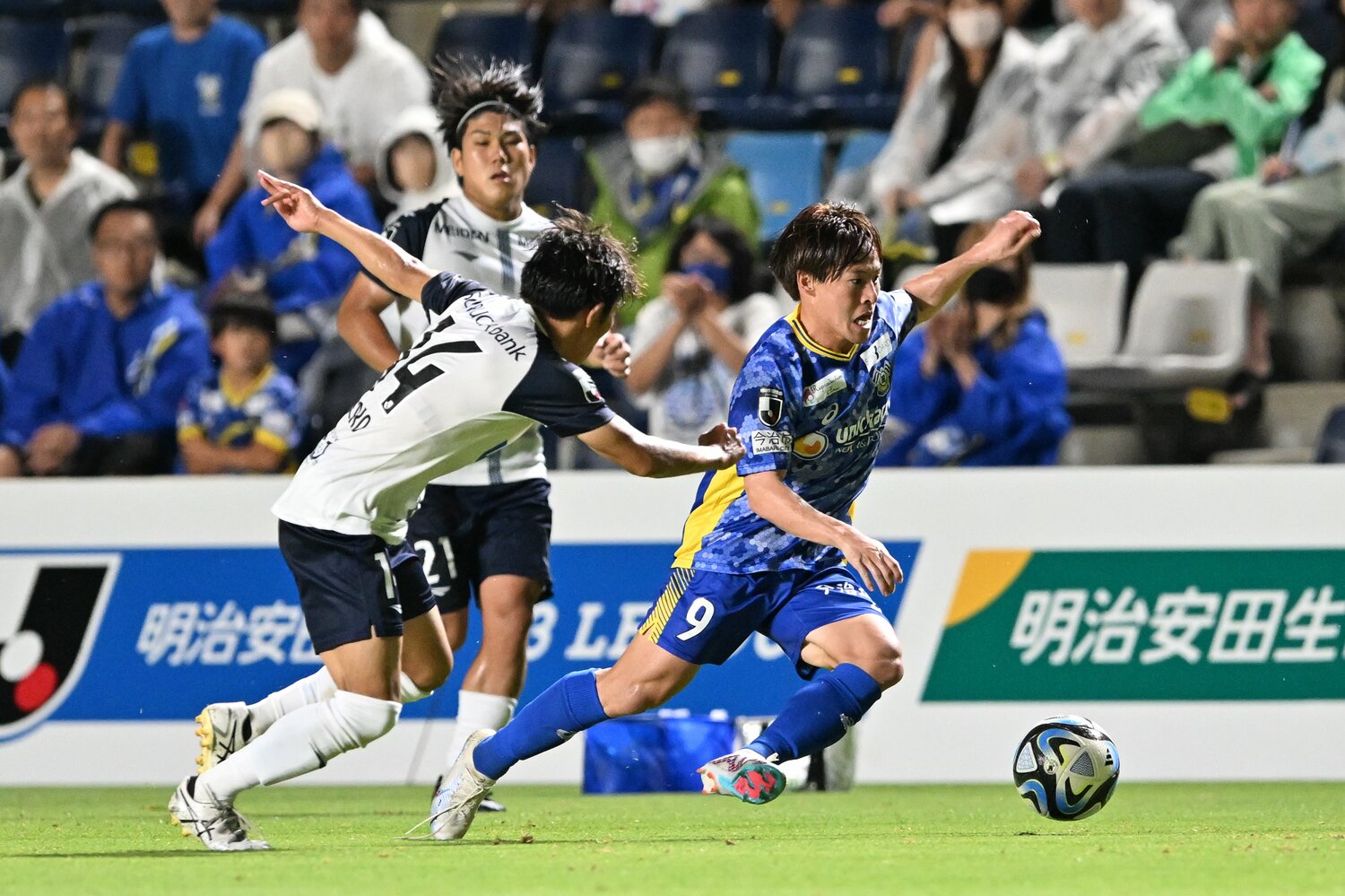 J3第17節、FC今治vs.アスルクラロ沼津。J2昇格圏内で争うチーム同士の一戦は1-1の引き分けに終わった　©︎J.LEAGUE