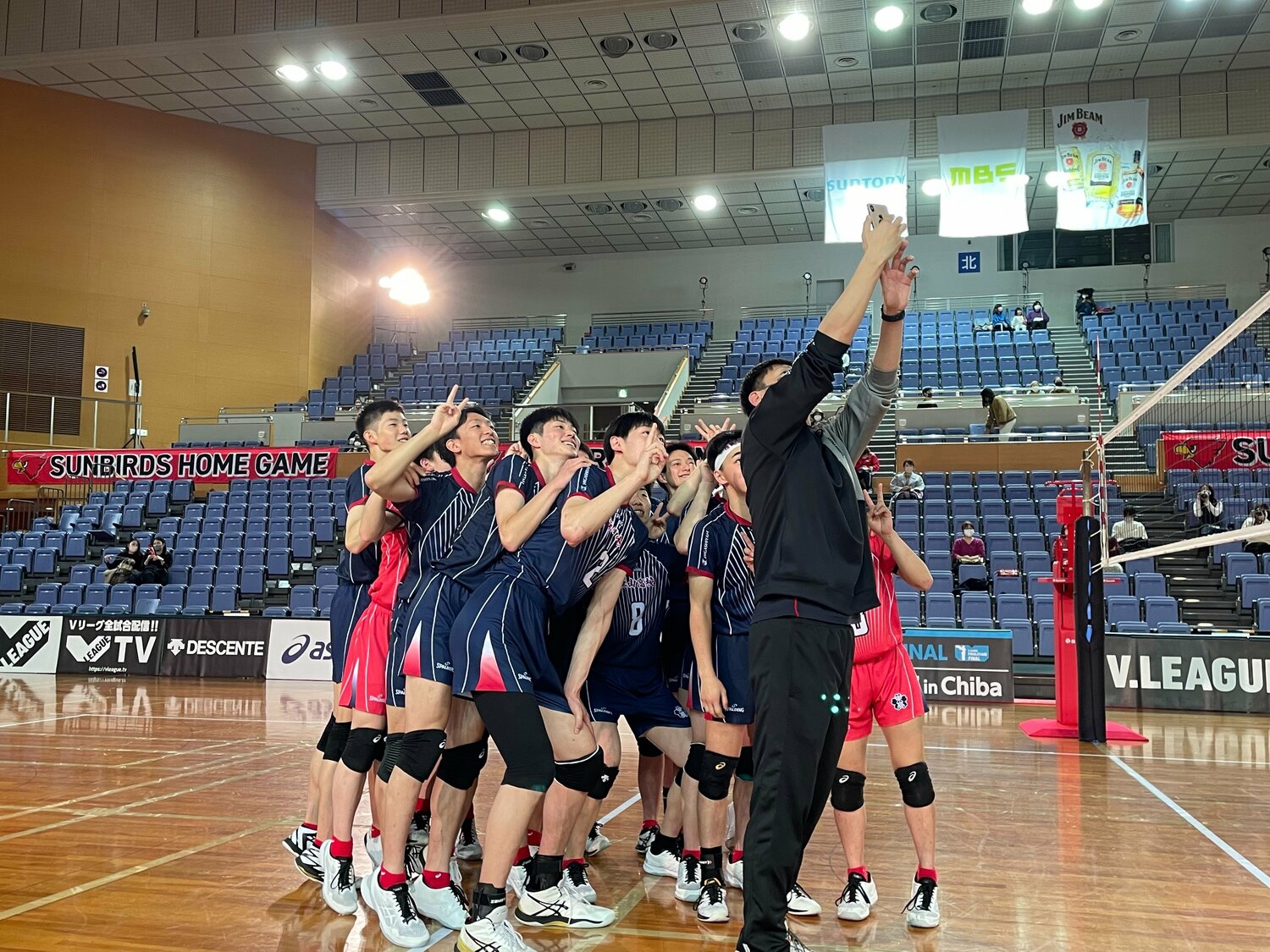 試合後、選手たちと記念撮影する松永監督　©︎Yuko Tanaka