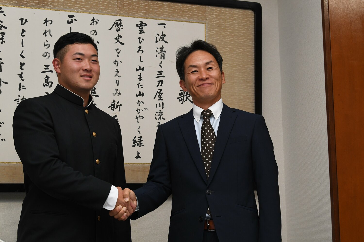 ドラフト指名された直後の髙野と國分監督 ©Kota Inoue