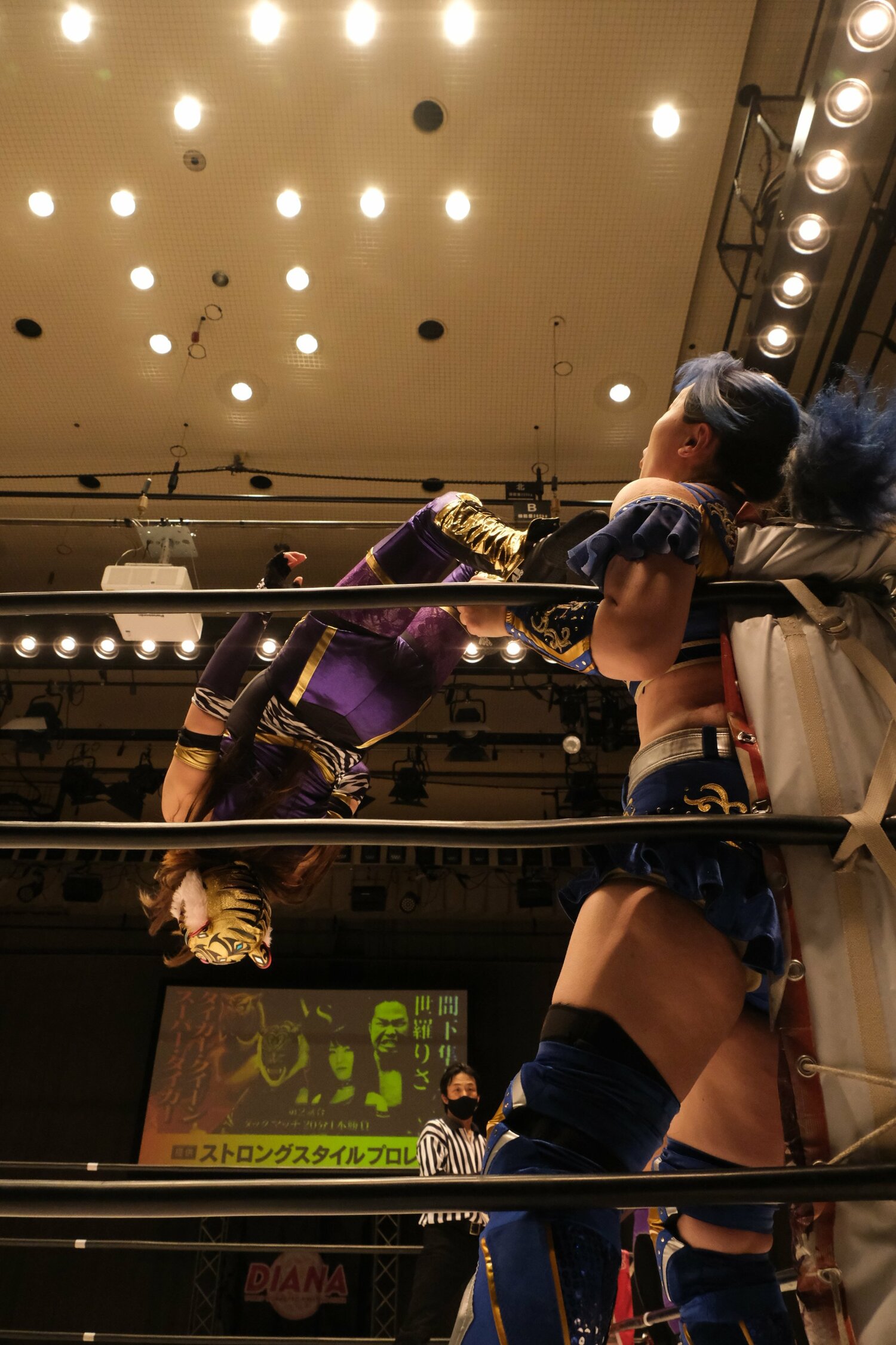 サマーソルトキックなど得意技を要所で決めたが、トップ選手相手の試合が続き苦戦も