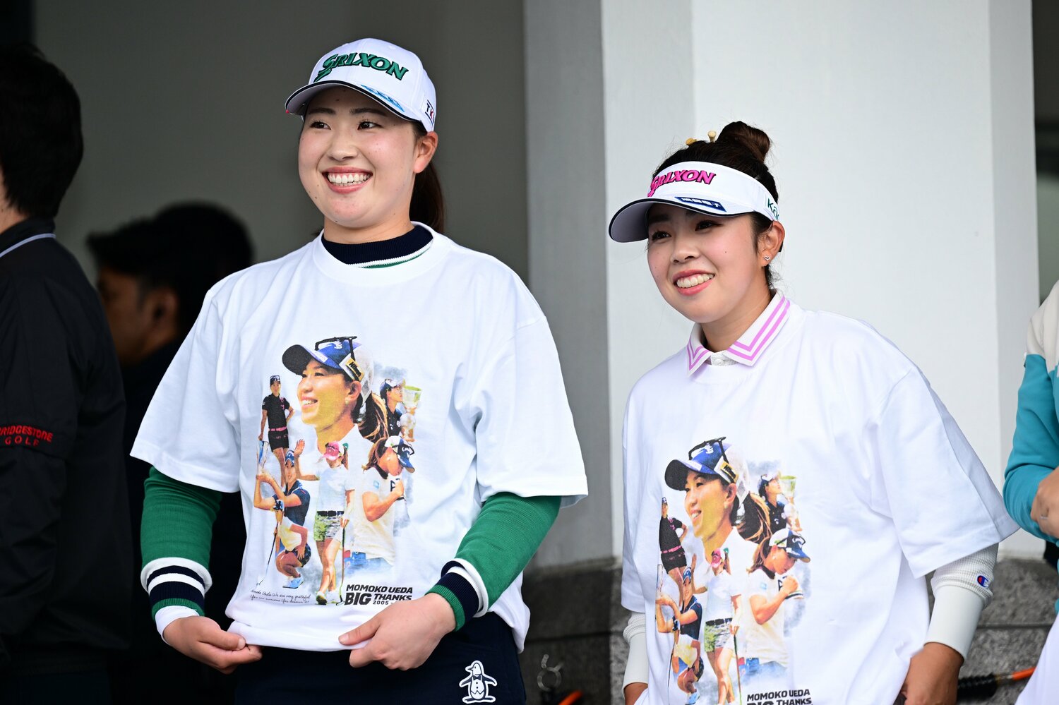 特製Tシャツを着用し、上田を見送った竹田麗央と山下美夢有 ©︎Atsushi Tomura/Getty Images