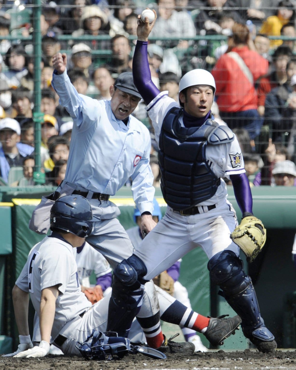 本塁を狙った横浜・筒香嘉智（左）をタッチアウトに仕留める北大津の捕手・金田（2008年センバツ）©︎KYODO