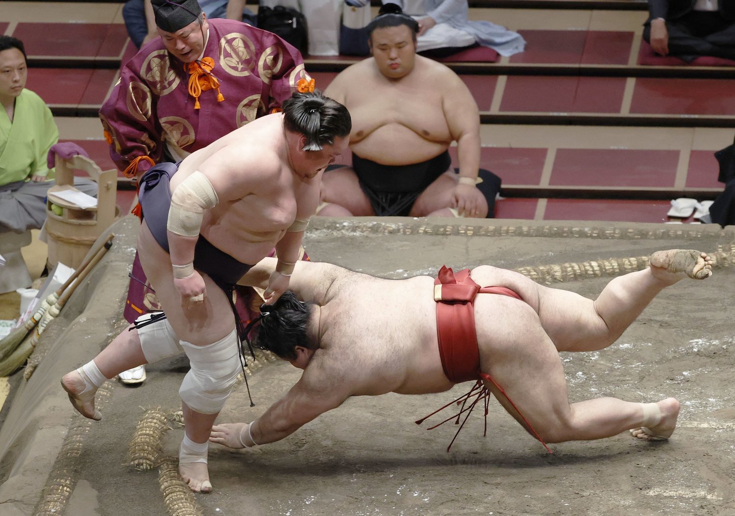 夏場所9日目、照ノ富士(左)がはたき込みで高安を下した ©KYODO