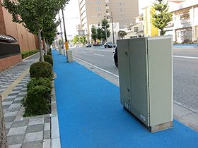自動車レーンと自転車レーンの間にドーン！ とそびえる東電の変圧器。