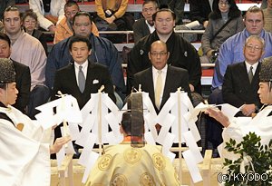 本場所初日の前日に必ず行われる「土俵祭り」。これら神道の儀礼が、大相撲の清明正直を保証するはずだったのだが……