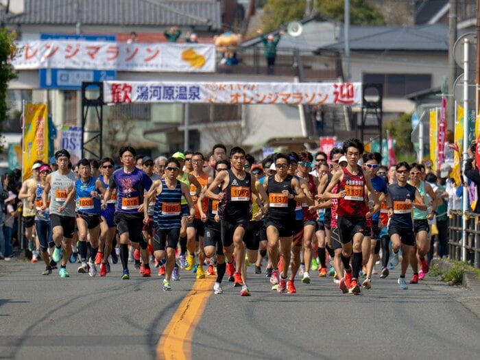湯河原温泉オレンジマラソンで始まった日本初の挑戦「血糖値を測りながら走る」＜Number Web＞ photograph by Shiro Miyake