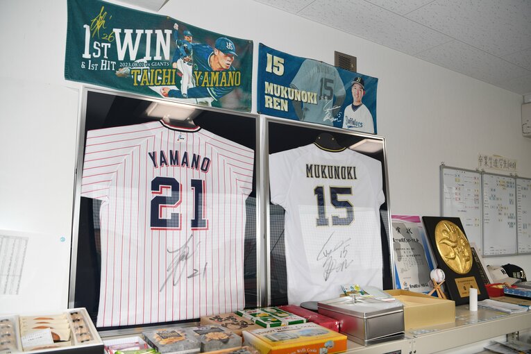 プロでプレーする大卒OBたちのユニフォーム（高川学園） ©Kota Inoue