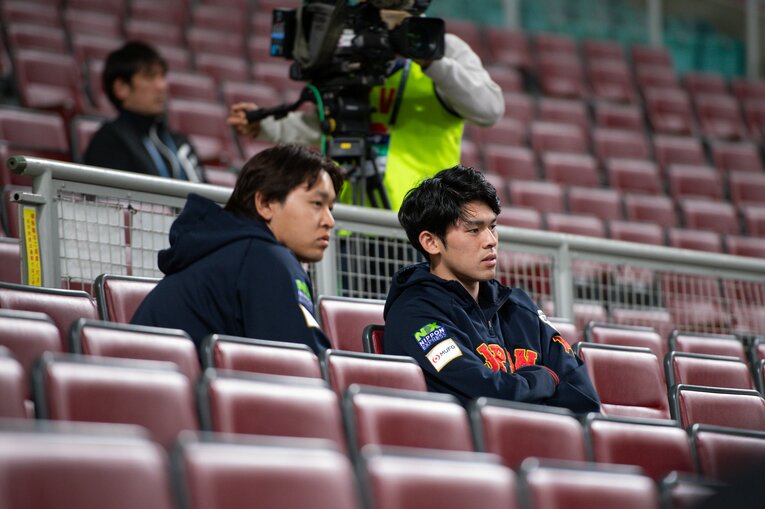 スタンドからライブBPを見学する宮城と佐々木　©︎Nanae Suzuki