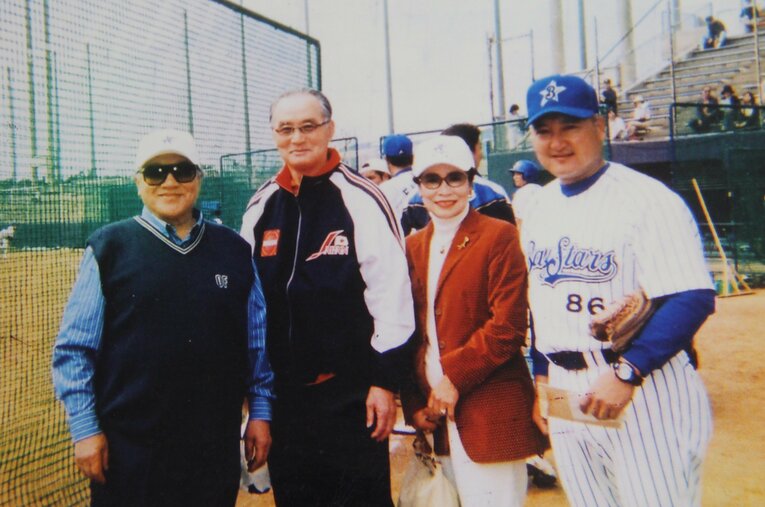 左端が「ハマのドン」こと藤木氏。右端はかつての「ハマのプリンス」、当時監督の山下大輔。そして藤木氏の隣は…！？ ／ photograph by Fujiki Kigyo