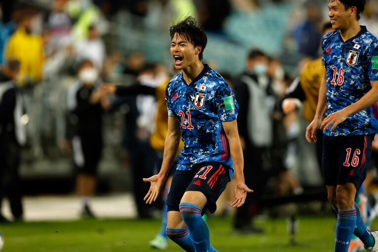 W杯を決めたオーストラリア戦では、代名詞のドリブルで切り込む鮮烈なプレーを見せた三笘　©Atsushi Tokumaru