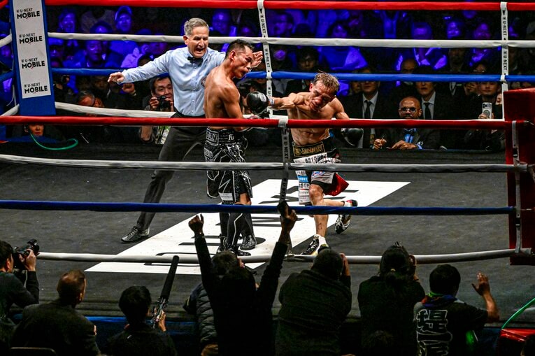 堤聖也の右ストレート。試合終了の瞬間まで前に出続けた　©Takuya Sugiyama