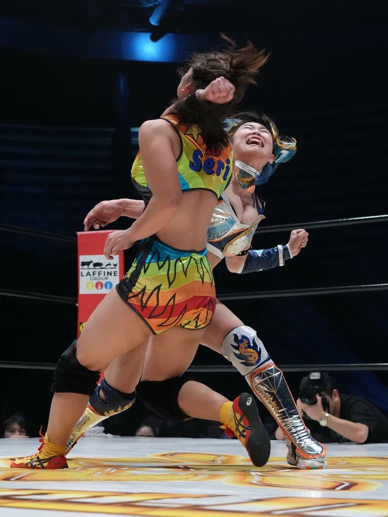 MIRAIのラリアットを浴びる山岡聖怜　©Essei Hara