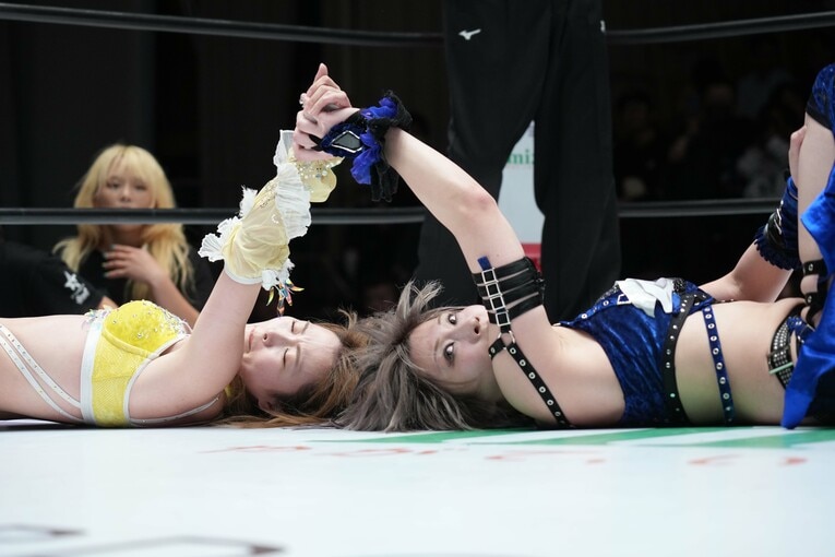 タッグリーグ開幕戦に勝利したなつぽいと安納サオリ　©Essei Hara