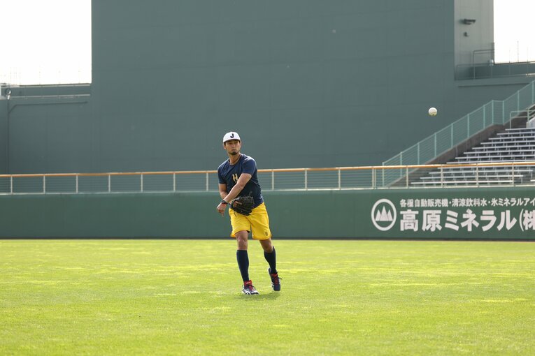 第1クール終了後、休養日に宮城大弥とのキャッチボールで見せた、まさかの左投げ